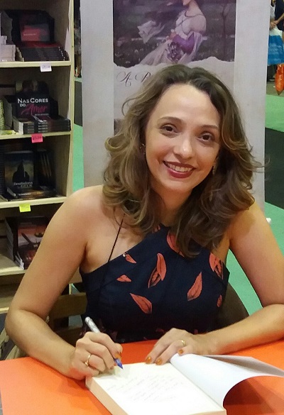 Márcia Montenegro autografa seu romance histórico A Rosa Silvestre - Foto: Divulgação