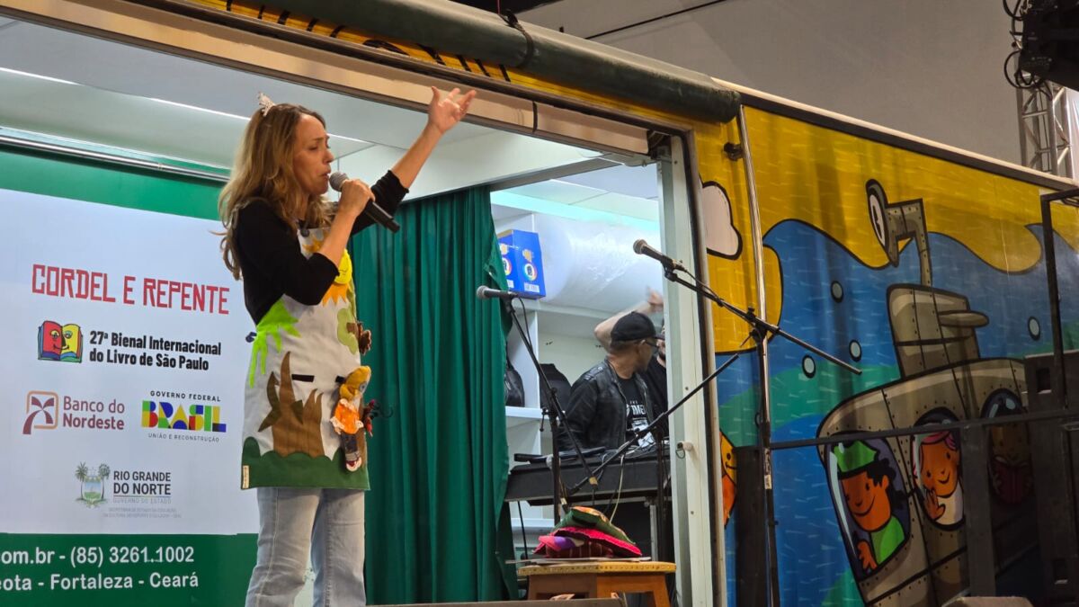 Márcia Montenegro apresenta suas obras durante a Bienal Internacional do Livro de São Paulo - Foto: Divulgação