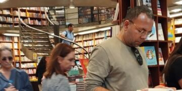 Euges Lima durante visita à Livraria Martins Fontes, na Avenida Paulista, em São Paulo - Foto: Divulgação