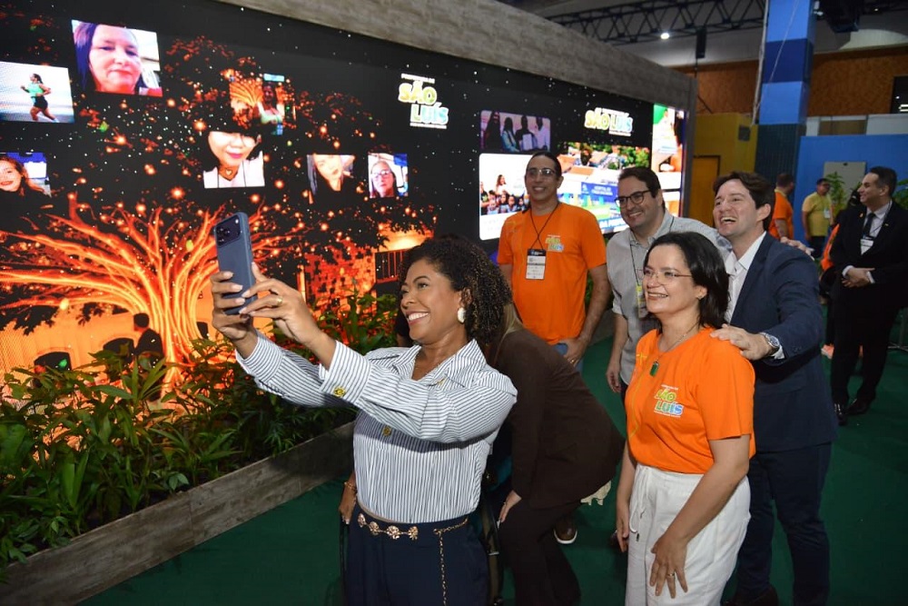 Prefeita Esmênia Miranda em plena interatividade na primeira noite da Feira do Empreendedor 2026 - Foto: Divulgação