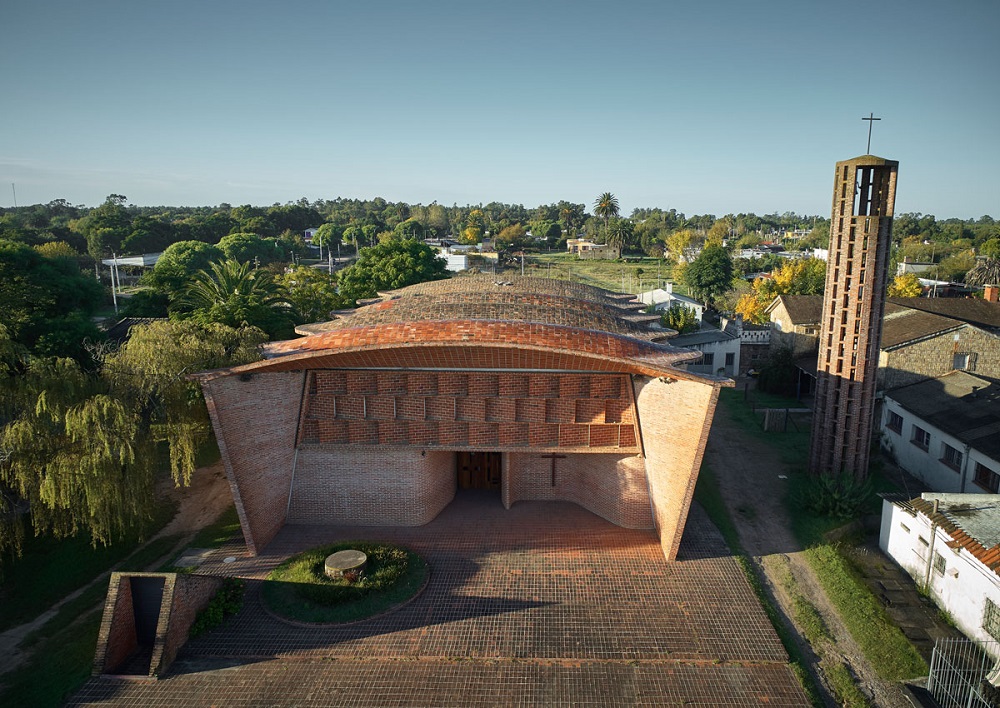 A Igreja Cristo Obrero e Nossa Senhora de Lourdes, conhecida também como a Iglesia de Estación Atlántida é um patrimônio mundial, com projeto assinado pelo arquiteto Eladio Dieste, em 1958 - Foto: Divulgação