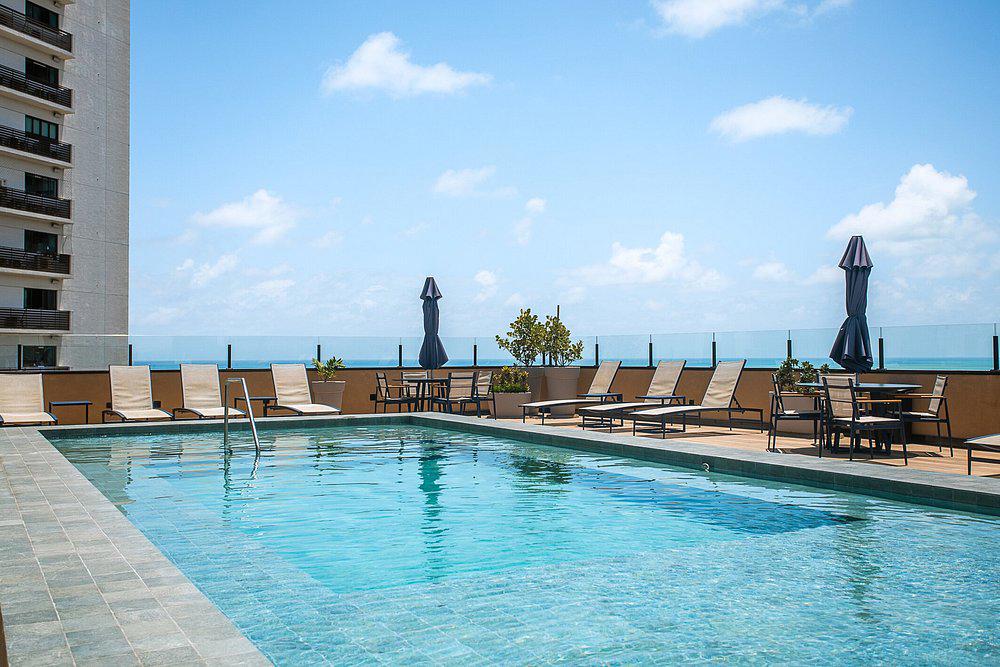 Piscina com linda vista panorâmica na cobertura para toda orla da praia de Boa Viagem - Foto: Divulgação