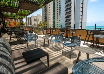 Rooftop 17, um espaço que garante deliciosos momentos de lazer entre reuniões e confraternizações com vista panorâmica da orla e da cidade - Foto: Divulgação