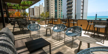 Rooftop 17, um espaço que garante deliciosos momentos de lazer entre reuniões e confraternizações com vista panorâmica da orla e da cidade - Foto: Divulgação