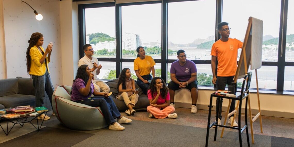 O Coletivo Coca-Cola Jovem + Inglês combina desenvolvimento de habilidades socioemocionais, aprendizado de segundo idioma e conexão direta com o mercado de trabalho - Foto: Divulgação