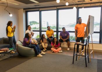 O Coletivo Coca-Cola Jovem + Inglês combina desenvolvimento de habilidades socioemocionais, aprendizado de segundo idioma e conexão direta com o mercado de trabalho - Foto: Divulgação