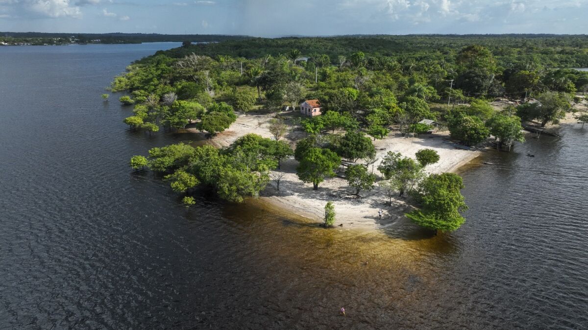 Praias de águas puras cercadas pela floresta revelam uma Juruti Velho ainda com pouca interferência humana, onde a paisagem amazônica permanece preservada – Foto: João Ramid