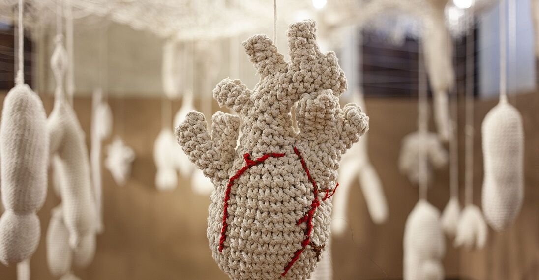 Na exposição trabalhos produzidos em diferentes momentos da trajetória de Marlene Barros – Foto: Divulgação