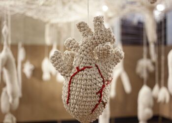 Na exposição trabalhos produzidos em diferentes momentos da trajetória de Marlene Barros – Foto: Divulgação