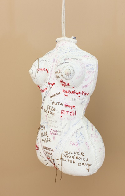 Esculturas, bordados, crochês, instalações e objetos fazem parte da mostra individual – Foto: Divulgação 