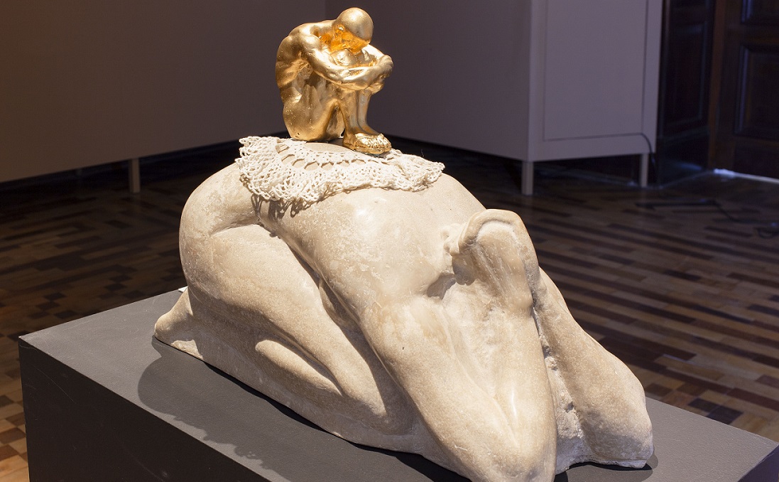 Peça "Bibelô" é uma das esculturas da exposição "Marlene Barros: Tecitura do Feminino", em São Paulo - Foto: Divulgação