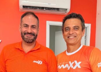 O Diretor Técnico da Maxx Jefferson Bandeira e o Gerente Comercial Fernando Lima comandaram a ação de inauguração da nova loja em Barreirinhas, com muitos brindes para os clientes – Foto: Divulgação