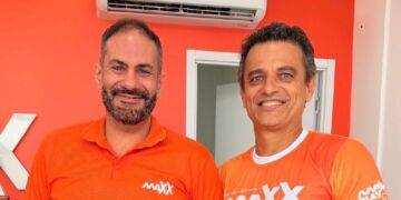 O Diretor Técnico da Maxx Jefferson Bandeira e o Gerente Comercial Fernando Lima comandaram a ação de inauguração da nova loja em Barreirinhas, com muitos brindes para os clientes – Foto: Divulgação