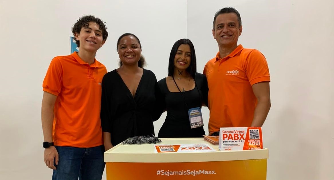 Time da Maxx que apresentou as novidades no I Condo Experience: Heitor Lima; Natalia Madeira, Coord. de Marketing; a promotora Brenda LetÃ­cia e o Gerente Comercial Fernando Lima - Foto: DivulgaÃ§Ã£o