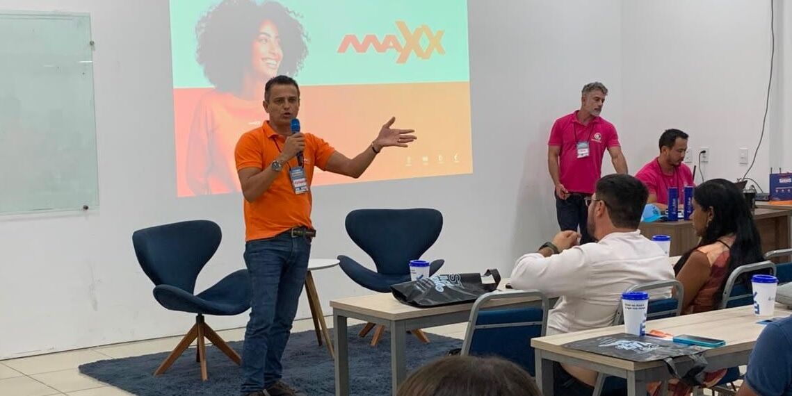 O Gerente Comercial Fernando Lima palestrou no I Condo Experience, apresentando os detalhes e as vantagens da Central Virtual PABX, ideal para todos os tipos de condomÃ­nios - Foto: DivulgaÃ§Ã£o