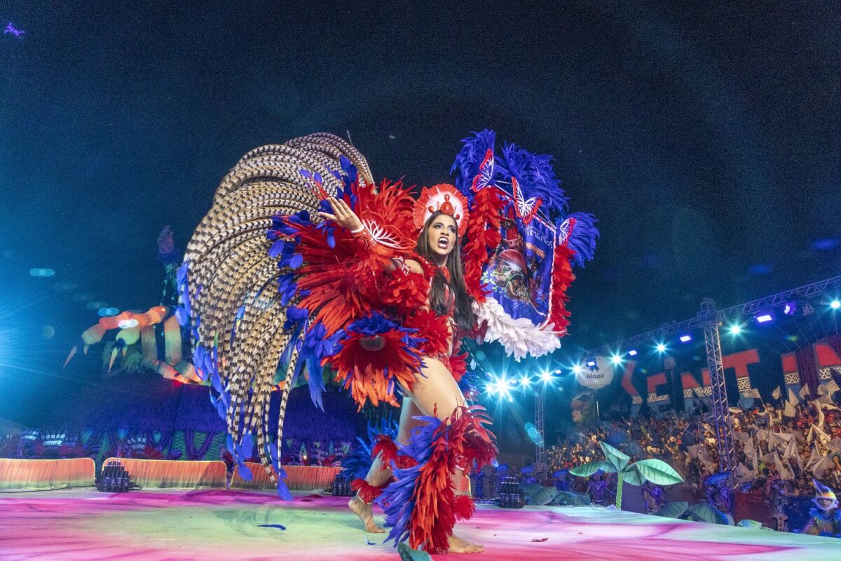 Nas cores vermelho e azul da Muirapinima, a arte transforma emoção em linguagem e faz dos sentimentos um ato de resistência cultural - Foto: João Ramid