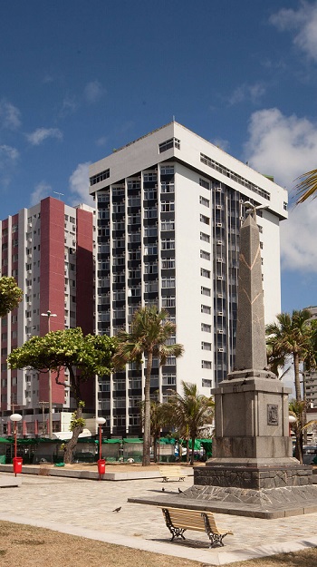 Park Hotel em frente a Pracinha de Boa Viagem, cercado pela beleza natural da praia e pelos atrativos culturais da cidade de Recife – Foto: Divulgação