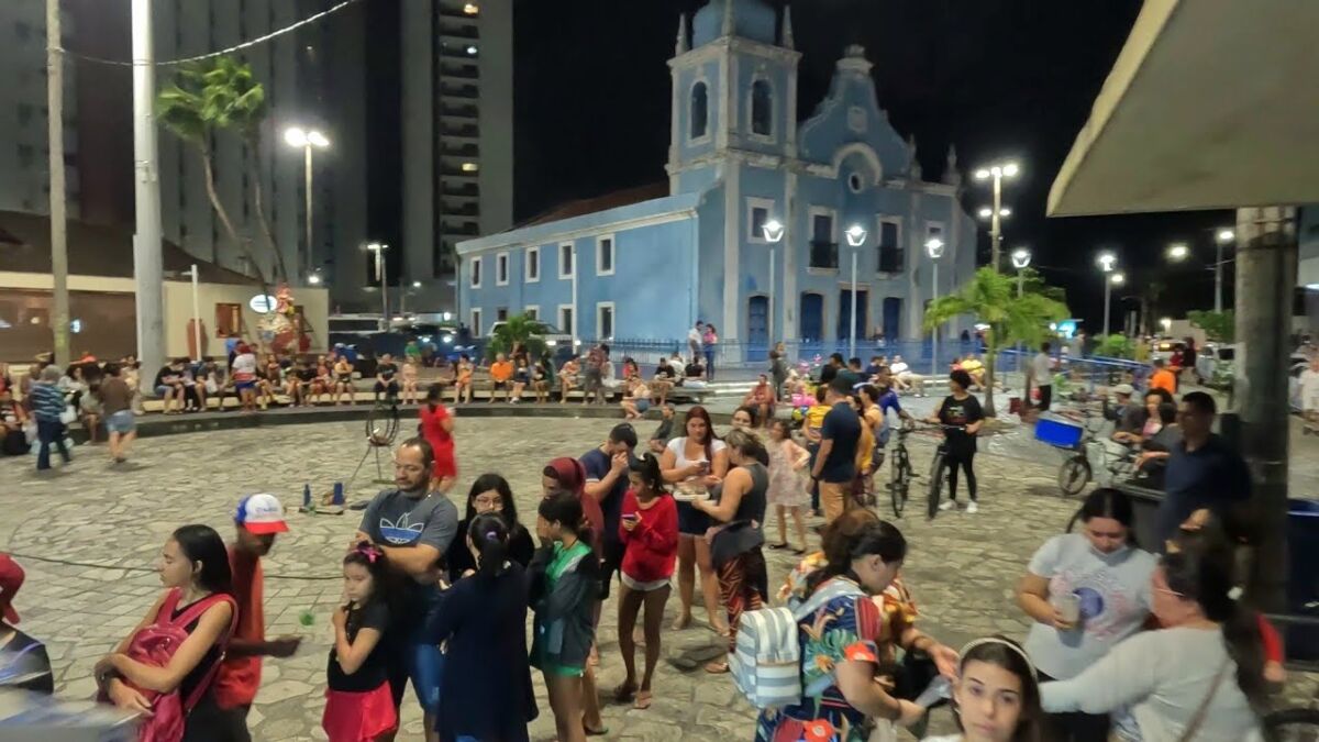 A igreja de Nossa Senhora de Boa Viagem e a Feira de Artesanato são o point de encontro no entardecer da pracinha em frente ao Park Hotel - Foto: Reprodução