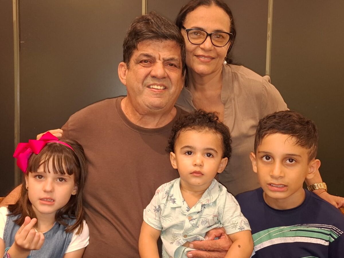 Reginaldo Telles com os netos Maria Fernanda e Mateus Telles, ao lado de Enzo Gabriel e da esposa Jocemith - Foto: DivulgaçãoReginaldo Telles com os netos Maria Fernanda e Mateus Telles, ao lado de Enzo Gabriel e da esposa Jocemith - Foto: Divulgação