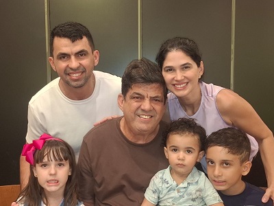 O aniversariante Telles com os filhos Fernando Henrique e Vanessa Telles e os netos Maria Fernanda e Mateus. No detalhe, Enzo Gabriel – Foto: Divulgação