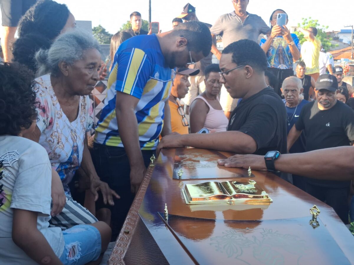 Fortaleza personificada, D. Célia acompanhou todo tempo de perto o adeus que o marido recebeu do povo - Foto: Gutemberg Bogéa
