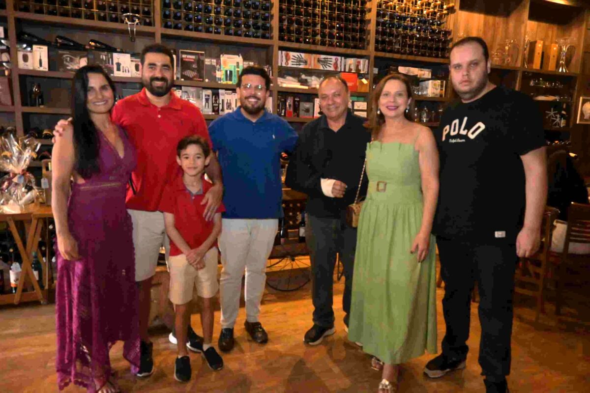 O anfitrião da Villa do Vinho Bistrô Werter Bandêira recebeu o Secretário Adjunto da Sefaz Magno Vasconcelos, que acompanhado da esposa Flávia, foi homenageado pelos filhos Patrícia Petrus, Magno Jr. (com o filho Mathias) e Victor Jorge no almoço especial de Dia dos Pais - Foto: Monteles