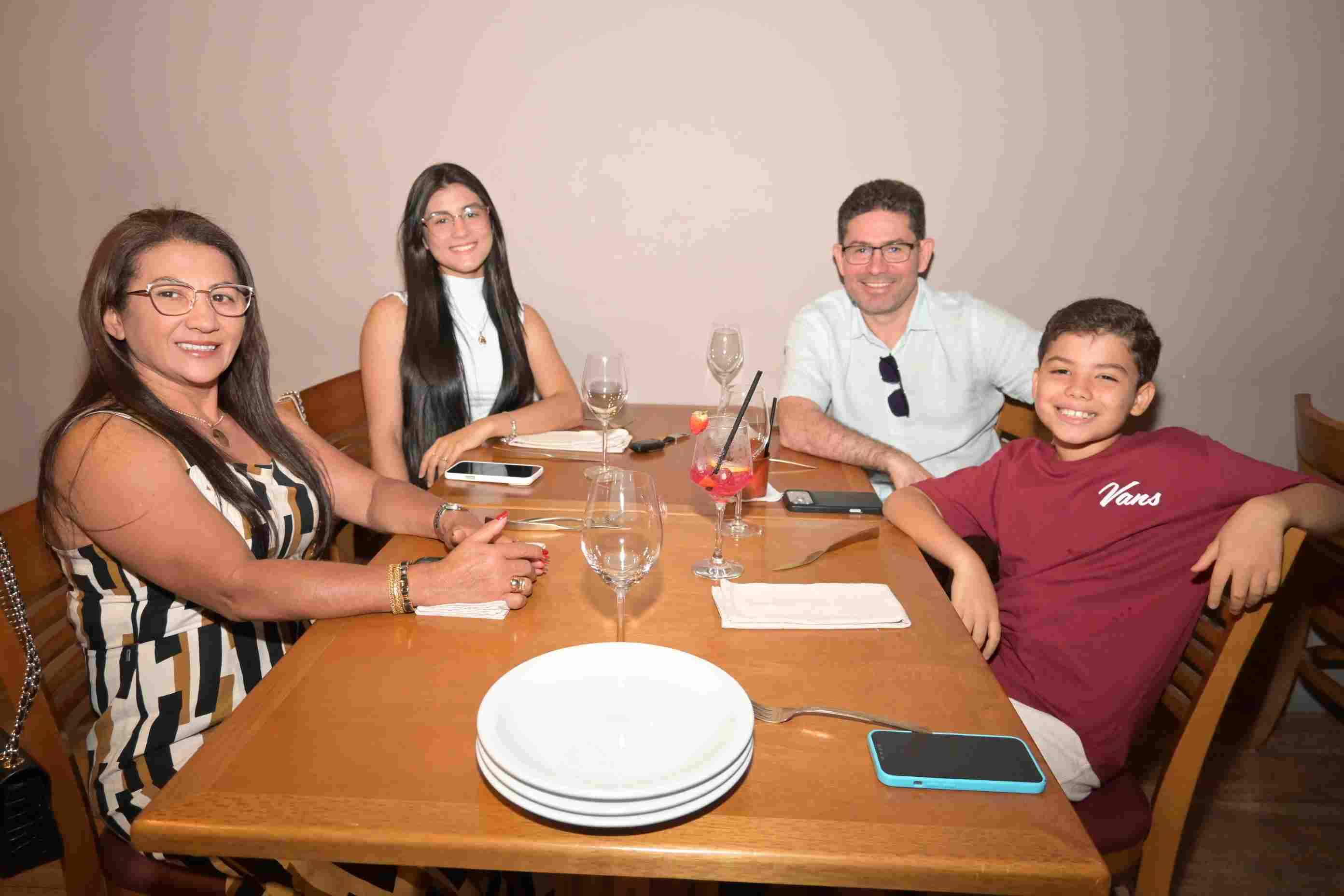 Maria e Antonio Marcos com os filhos Júlia e Lucas - Foto: Monteles