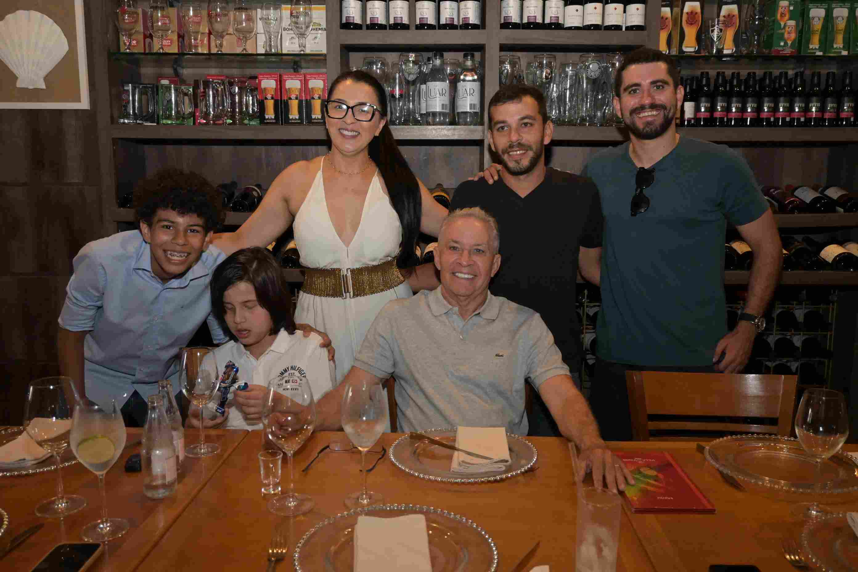 Raimundo Barros e os filhos Lucas, Rafael, Leo e Davi com Sara Costa - Foto: Monteles