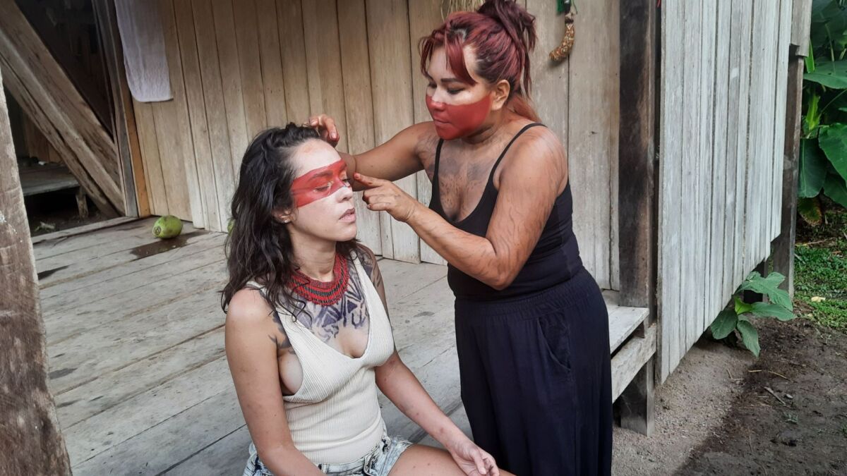 Preparação e pintura corporal antes da celebração – Foto: Divulgação