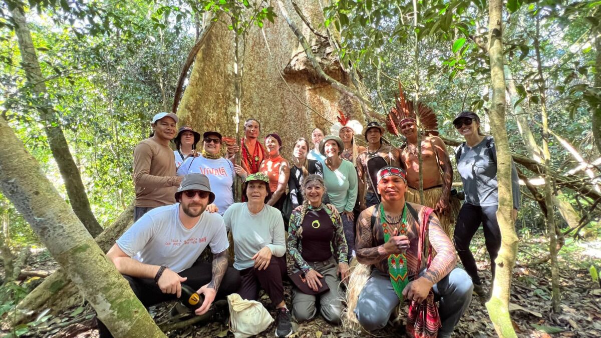 Turistas vivenciam experiências amazônicas na aldeia indígena Shanenawa, no Acre – Foto: Divulgação