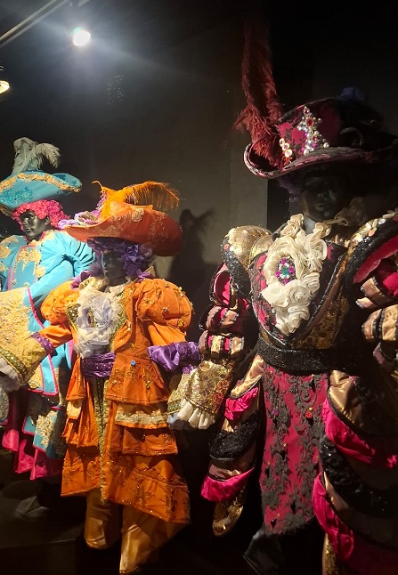 Indumentárias da folia uruguaia - Foto: Gutemberg Bogéa