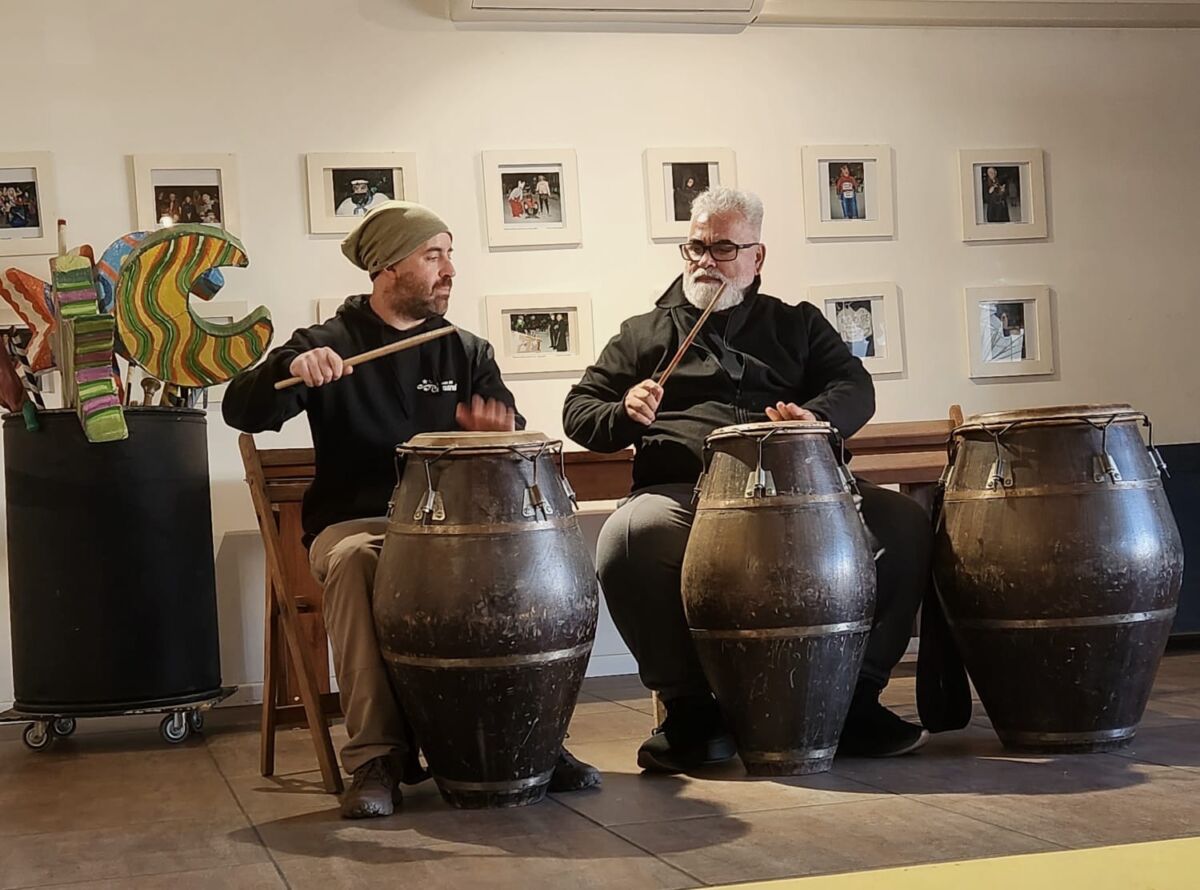 O guia Vicente Greco mostra o toque dos tambores "chico, repique e piano" – Foto: Seleucia Fontes