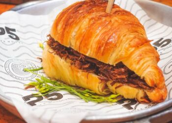 A iniciativa reúne alimentação, esporte e convivência, com opções para moradores e turistas que desejam começar o dia perto do mar - Foto: Nardo Honorato
