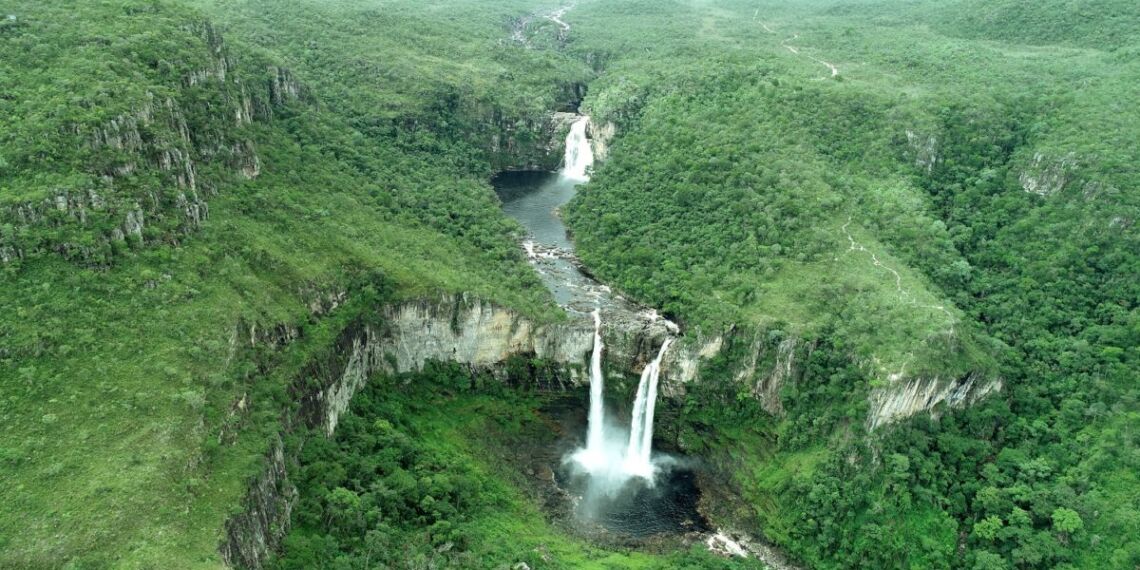Vista aérea do PNCV mostra as cachoeiras Saltos do Rio Preto e Garimpinho, espetáculos da natureza - Foto: Divulgação