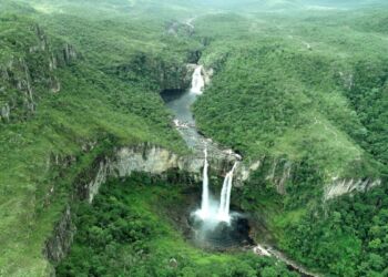 Vista aérea do PNCV mostra as cachoeiras Saltos do Rio Preto e Garimpinho, espetáculos da natureza - Foto: Divulgação