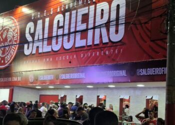 Na Rua Silva Teles, o clima era de euforia com a noite de escolha do samba-enredo 2027 – Foto: Gutemberg Bogéa