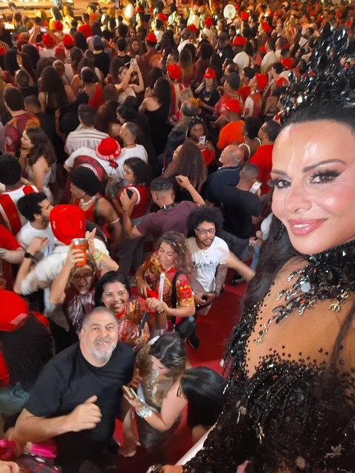 Viviane Araújo conduzia os selfies do alto de seu reinado na quadra – Foto: Viviane Araújo