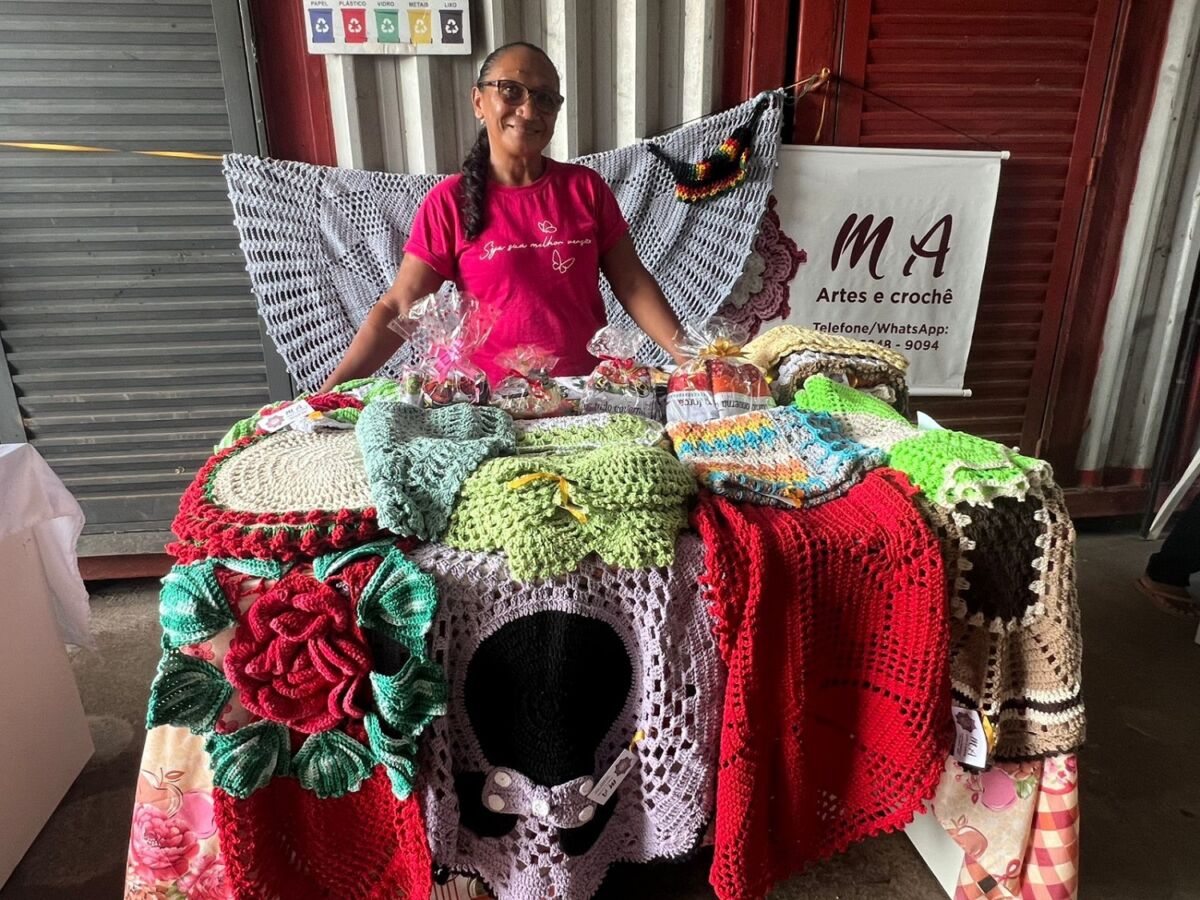 A crocheteira Maria Antônia Ferreira Reis Conceição, que comanda a sua grife – M. A. Artes e Crochê. Sua produção foi acelerada e implementada após aprender noções de empreendedorismo básico no curso ofertado pelo TUP Porto São Luís - Foto: InterMídia