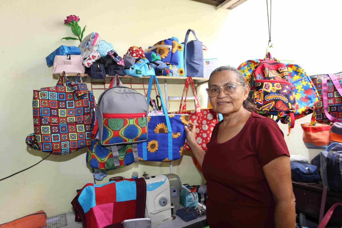 A artesão Flor de Lys Pereira de Araújo em sua fábrica de bolsas. Ela é uma das mulheres da comunidade do Cajueiro, beneficiada com os cursos e ações sociais ofertadas pelo TUP Porto São Luís viando o empoderamento feminino - Foto: InterMídia