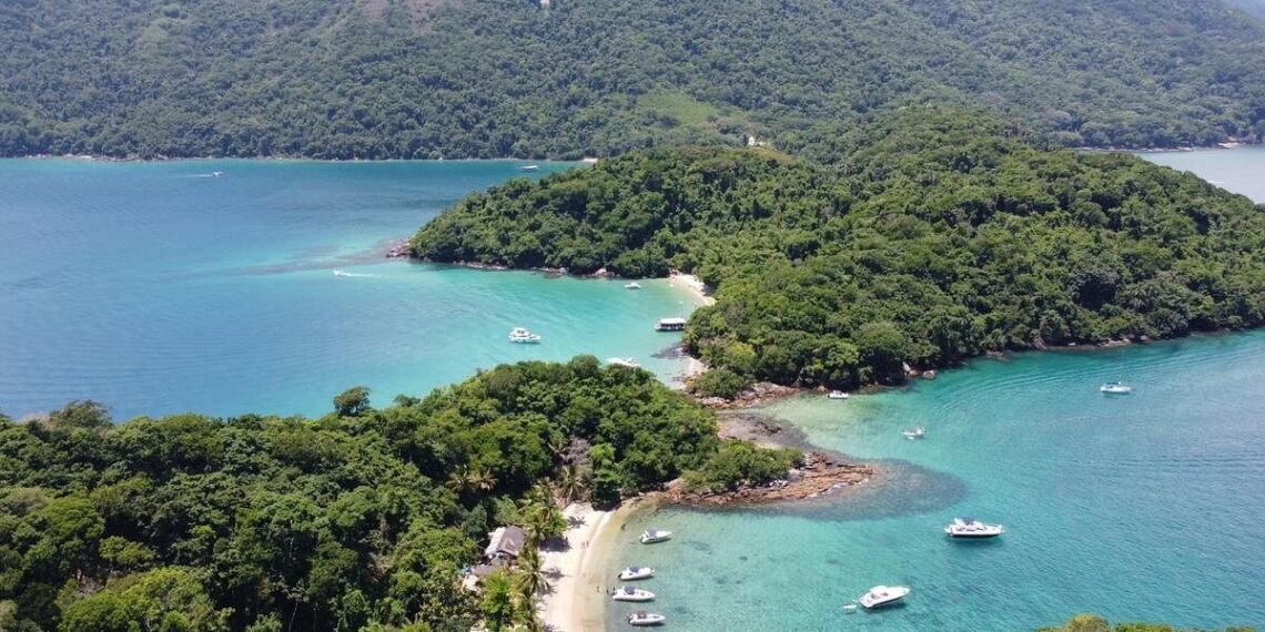 Angra dos Reis possuiu cerca de 365 ilhas espalhadas pela baía e uma costa marcada por águas verdes - Foto: Reprodução