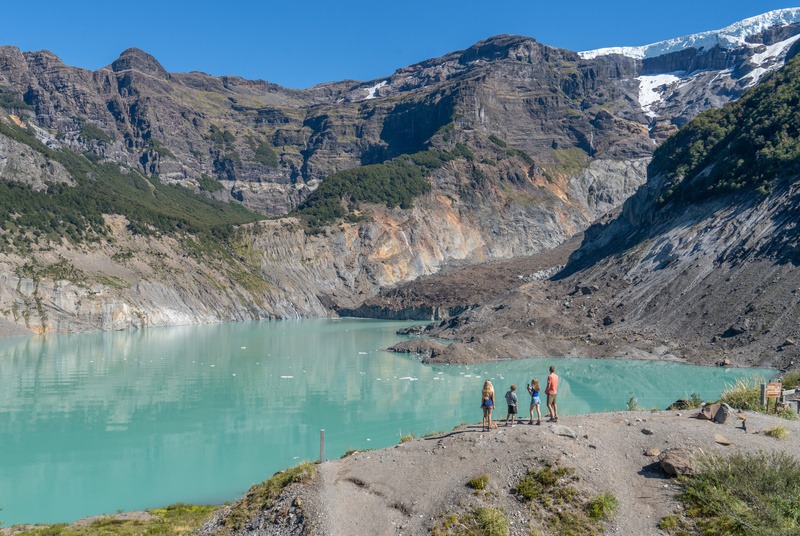 Bariloche é conhecida por seus lagos de água cristalina e montanhas nevadas, oferecendo uma experiência única - Foto: Divulgação