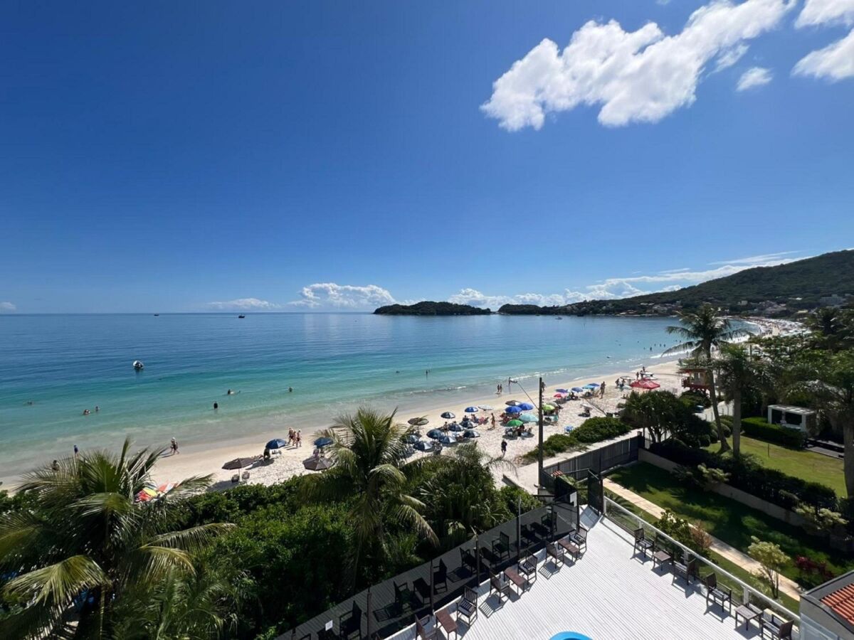 Localizada em pequena península no litoral de Santa Catarina, Bombinhas reúne praias com perfis distintos e oferece opções como mergulho, passeios de barco e trilhas - Foto: Divulgação