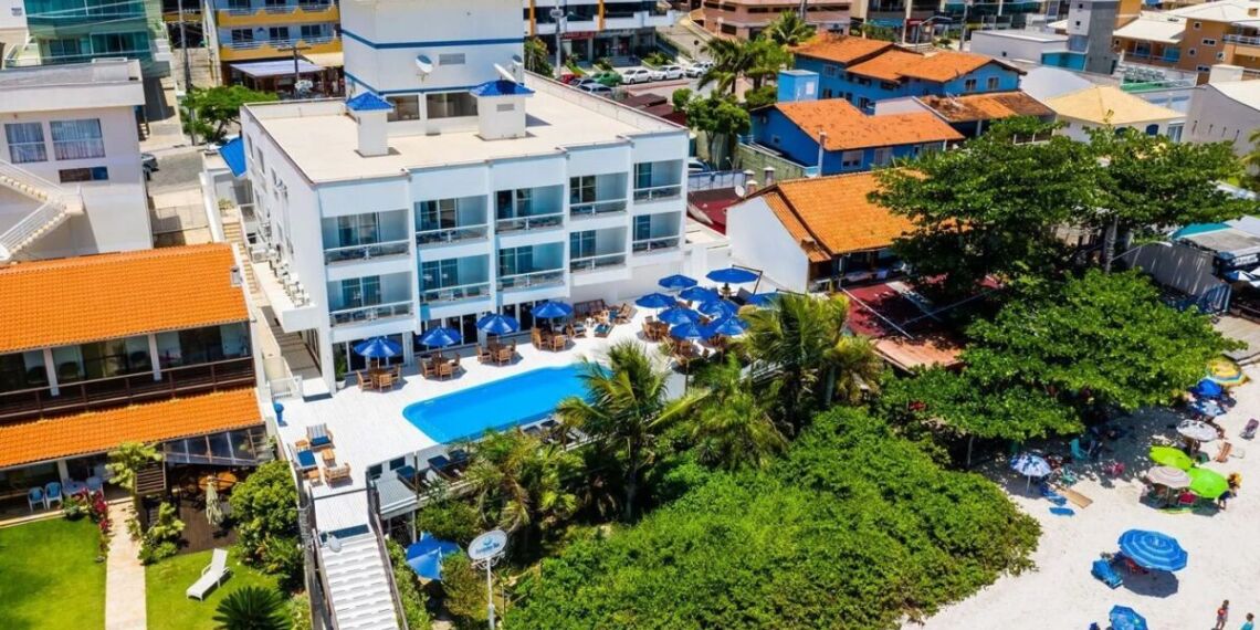 Vista aérea da piscina do Bombinhas Blue Suítes, com saída direta para a Praia de Bombinhas. Empreendimento fica em área central, próximo a comércio e gastronomia - Foto: Divulgação
