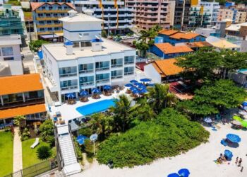 Vista aérea da piscina do Bombinhas Blue Suítes, com saída direta para a Praia de Bombinhas. Empreendimento fica em área central, próximo a comércio e gastronomia - Foto: Divulgação
