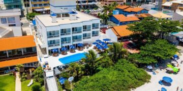 Vista aérea da piscina do Bombinhas Blue Suítes, com saída direta para a Praia de Bombinhas. Empreendimento fica em área central, próximo a comércio e gastronomia - Foto: Divulgação