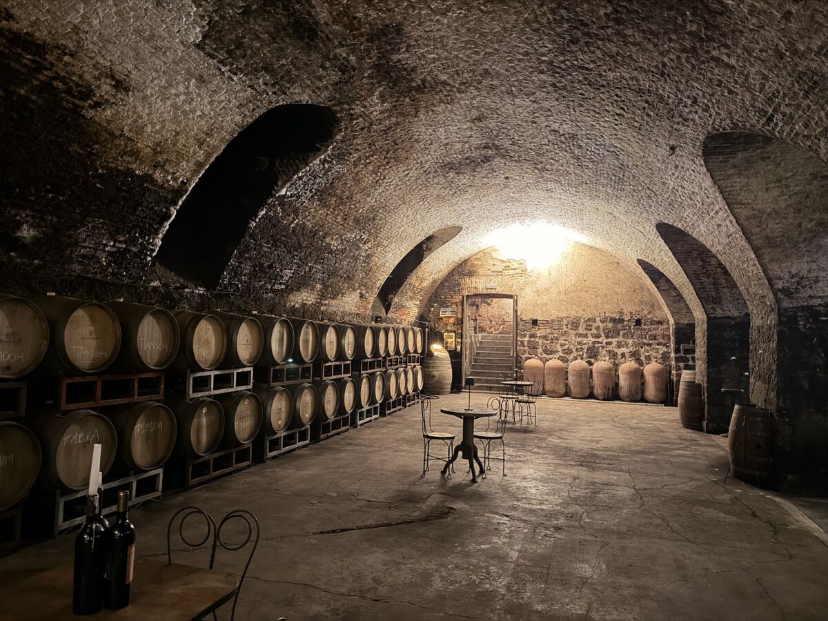 A adega de pedra da Bodega Familia Deicas foi construída por jesuítas em 1745 – Foto: Henrique Lopes 