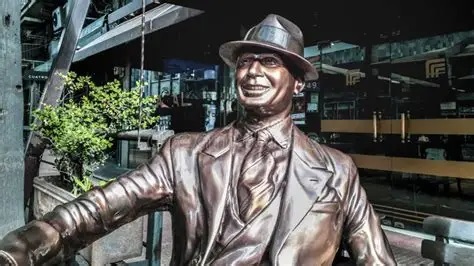 Carlos Gardel: ícone do tango mundial terá rota turística de 398 km no Uruguai. No detalhe, a estátua de Carlos Gardel, em Montevidéu – Foto: Divulgação