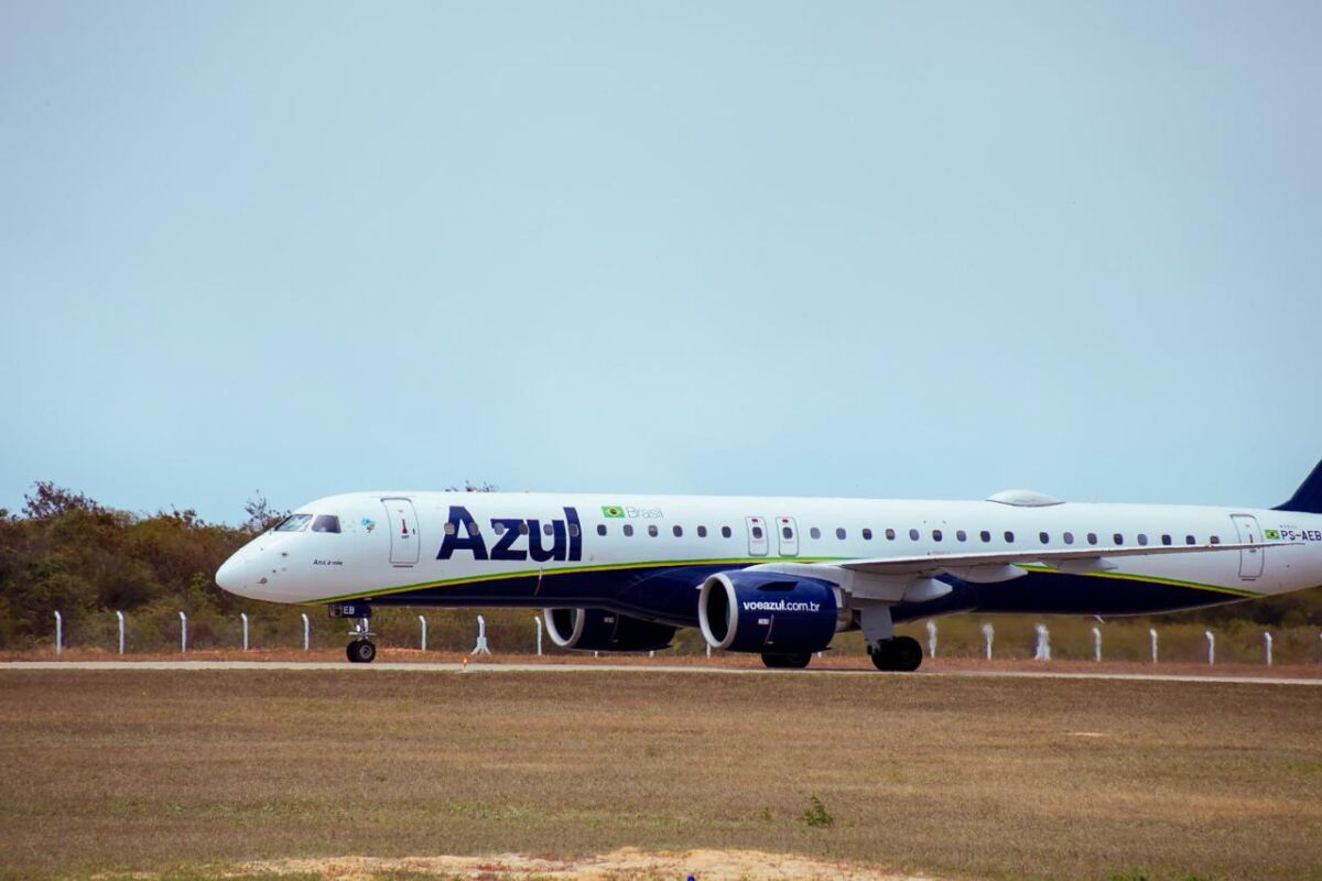 O Aeroporto Regional de Canoa Quebrada – Aracati recebeu, nesta quinta-feira (1º), o voo inaugural da nova rota direta entre Aracati e Belo Horizonte, operada pela Azul - Foto: Thaís Mesquita