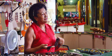Biojoias que carregam identidade. A artesã Lúcia Franco transforma sementes e miçangas em peças exclusivas no Ceprama, no Madre Deus – Foto: Reprodução