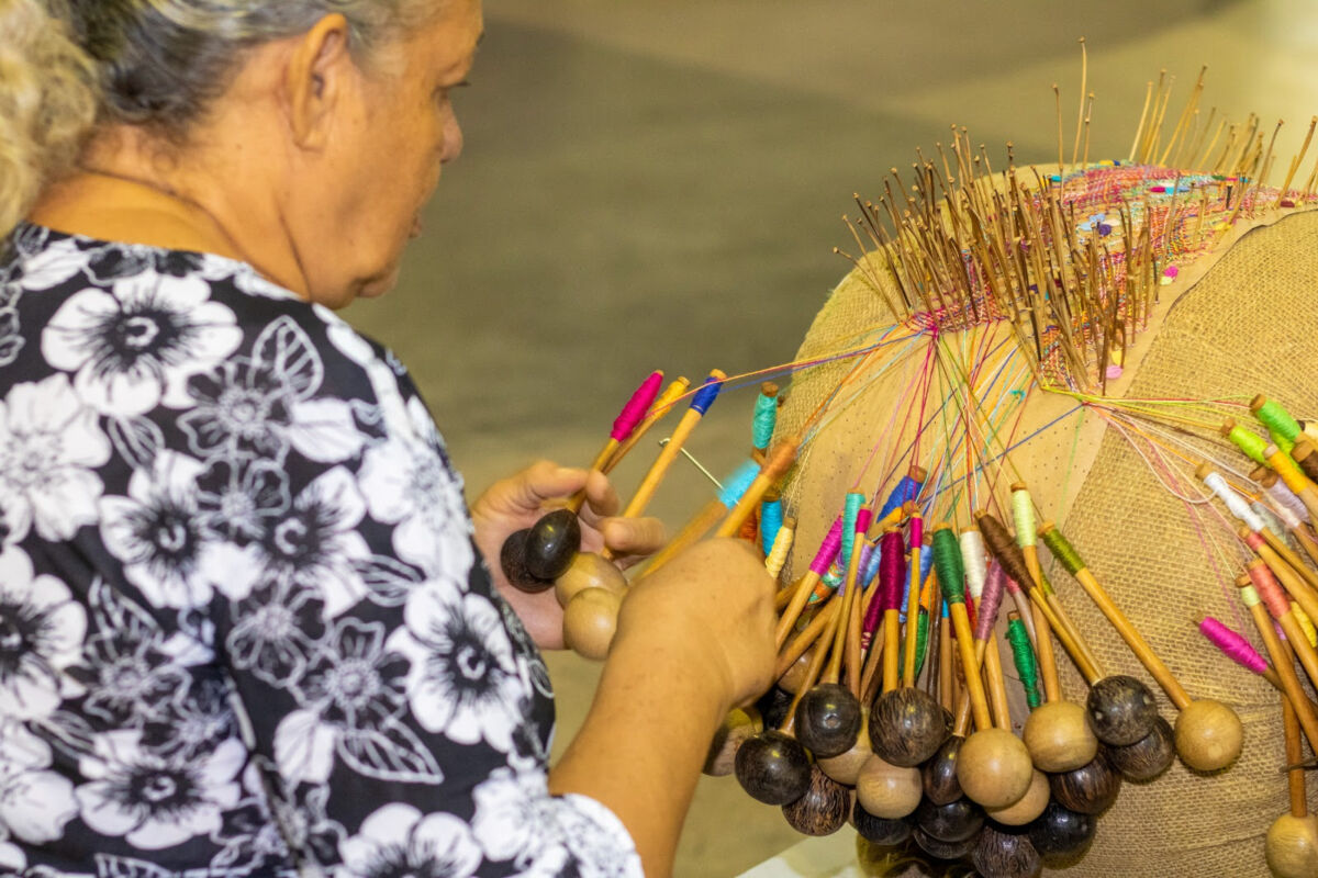 A técnica da renda de bilro no Ceprama: bilros transformam fios em arte e mantêm viva a tradição do artesanato maranhense – Foto: Reprodução